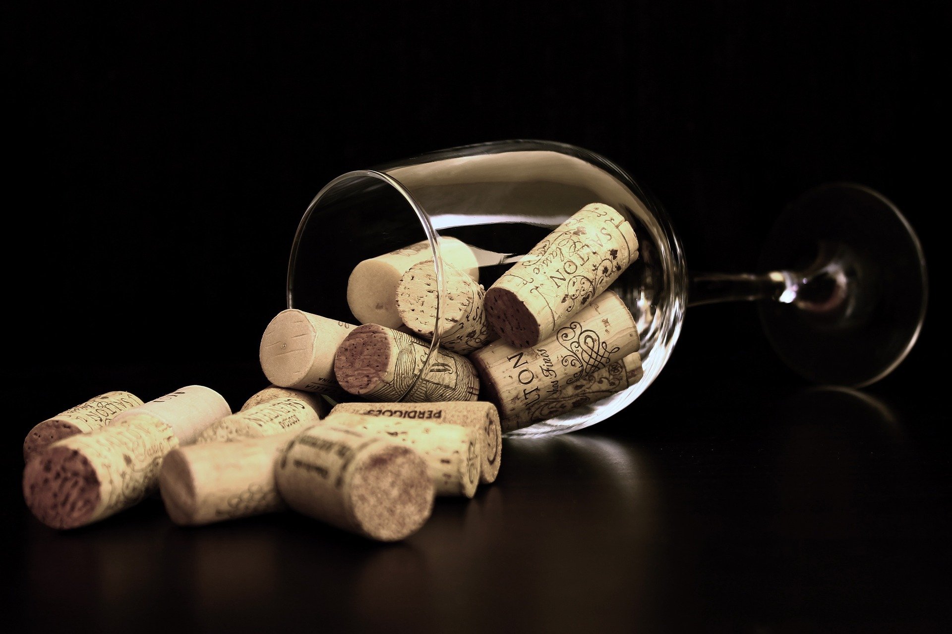 corksinglass adrianogadini pixabay